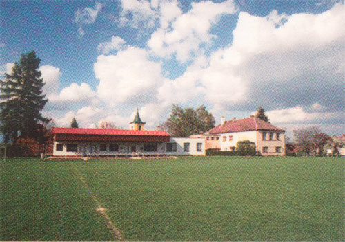 Základní škola z fotbalového hřiště